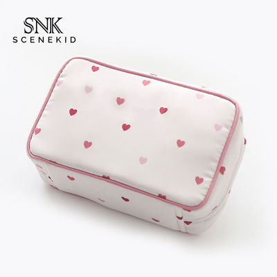 Piękna drukowana satynowa torba na pędzle do makijażu z różowym sercem z zamkiem błyskawicznym